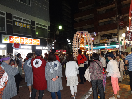 商店街を練り歩く